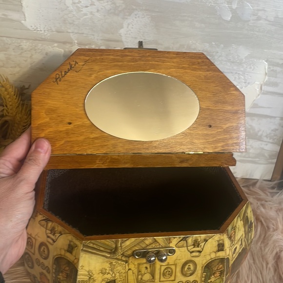 Vintage 1970’s Dutch Anton Pieck Decoupage Octagon Wooden Purse, Bakelite Handle - Picture 5 of 10